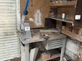 un établi au milieu d'un bâtiment délabré
