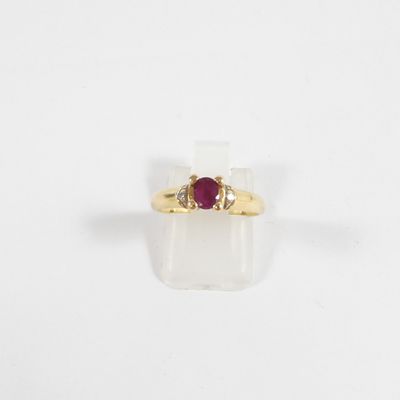 une bague en or avec un rubis au centre