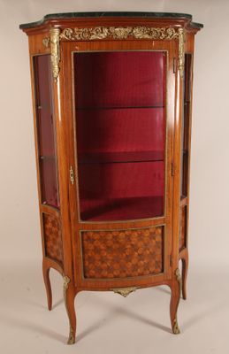 une vitrine ancienne avec une porte vitrée