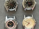 Quatre modèles de montres différents sont présentés sur un fond gris.