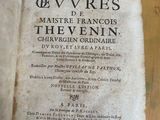un vieux livre ouvert sur une table