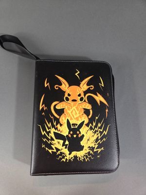 un gros plan d'un portefeuille orné d'un motif Pokémon
