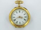 une image d'une montre de poche en or avec des chiffres romains sur le cadran