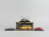 trois petites voitures sont posées dans une vitrine, sur une surface blanche