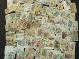 une pile de vieilles cartes postales posée sur une table