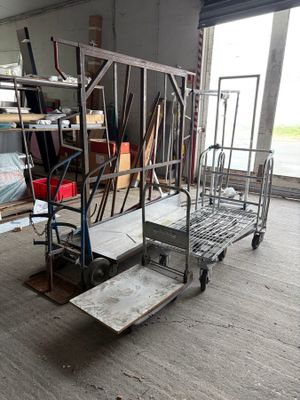 Un petit lot de chariots. - Photo 1