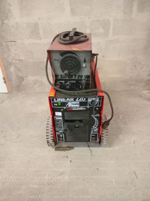 une photo d'un petit poste à souder dans un garage