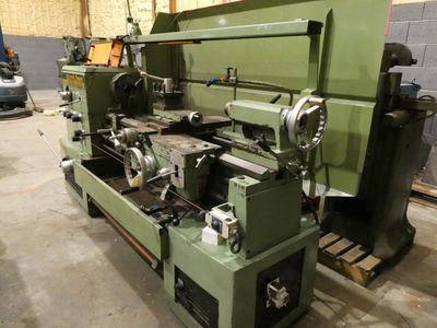 une machine qui se trouve à l'intérieur d'un bâtiment