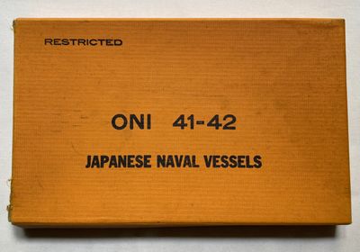La caisse est ouverte et prête à être utilisée sur le navire de la marine japonaise.