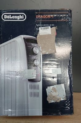 une boîte contenant un grille-pain, posée sur une table, avec un bout de papier collé dessus