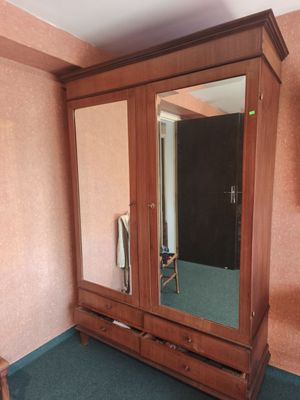 Une armoire ouvrant à deux portes et 4 tiroirs - L.