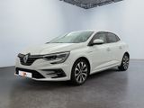 une voiture blanche dans une pièce blanche au sol noir