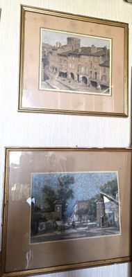 trois tableaux encadrés accrochés au mur d'une pièce