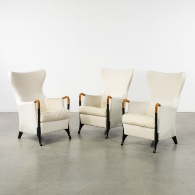 une paire de chaises blanches aux pieds noirs et au dossier rembourré blanc