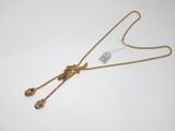 un gros plan d'un collier en or orné d'une pierre bleue