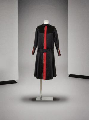 une photo d'une robe noire et rouge posée sur un mannequin
