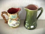 deux vases posés sur une table l'un à côté de l'autre