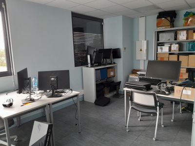4 tables, 3 chaises de bureau et 2 armoires à rideau (sans l…