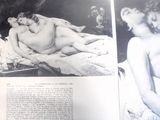 deux photos d'une femme nue allongée sur un lit