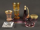 un grand nombre d'objets en verre posés sur une table