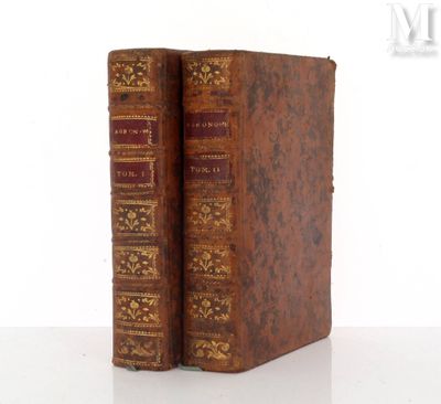 deux vieux livres posés l'un à côté de l'autre sur une table
