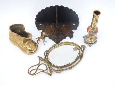 un miroir, une paire de chaussures, un miroir et une paire de chaussures