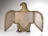 un grand oiseau perché sur une chaise
