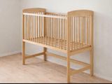 un lit d'enfant dans un coin de la pièce, près d'une fenêtre