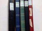 plusieurs vieux livres sont alignés sur une surface blanche