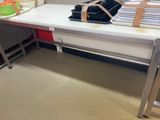une table blanche sur laquelle sont posées plusieurs boîtes