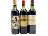 trois bouteilles de vin posées l'une à côté de l'autre sur une table
