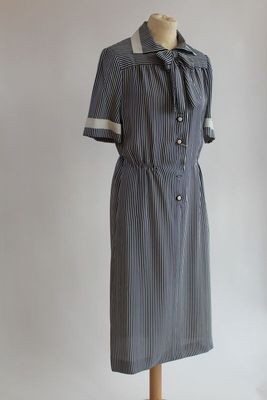 une image d'une robe de femme sur un mannequin