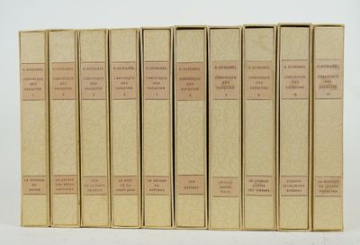 six livres alignés sur une surface blanche