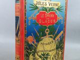 un vieux livre à la couverture rouge posé sur une table