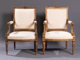 paire de fauteuils en bois sculpté de style Louis XVI avec assises rembourrées