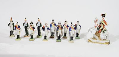 de nombreuses figurines représentant des hommes en uniforme militaire