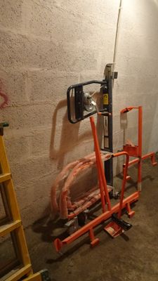 une pièce avec une échelle, une échelle, une échelle et une borne d'incendie