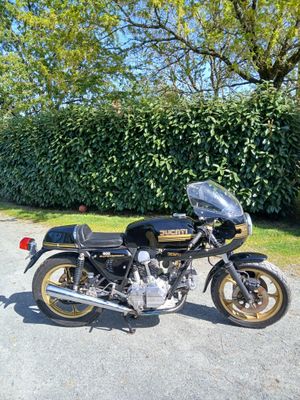 une moto garée sur le côté de la route