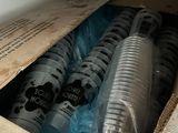 une boîte en carton contenant tout un tas de gobelets en plastique
