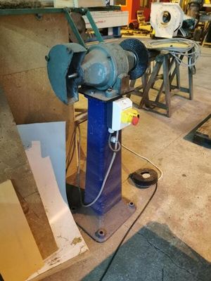 une machine placée au milieu d'une pièce