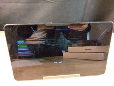 une personne en train de prendre une photo de l'écran d'un ordinateur portable