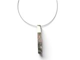 pendentif en argent et nacre sur un collier en argent, sur fond blanc