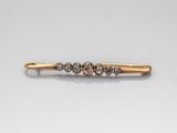 une broche en forme de barre en or et diamants