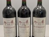 trois bouteilles de vin posées sur une table l'une à côté de l'autre