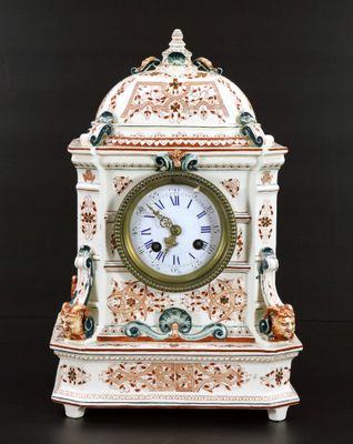 une horloge posée sur une table, sur fond noir