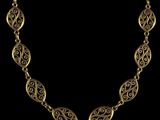 un collier en or sur fond noir