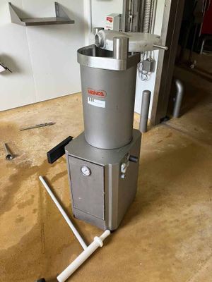 a machine that is sitting on the floor in a room