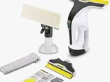 un aspirateur blanc et noir ainsi que des produits d'entretien sur fond blanc