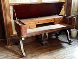 un bureau en bois avec un plateau en bois et un banc en bois