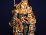l'image d'une statue représentant une femme tenant un enfant dans ses bras